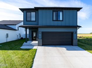 921 David Dr, Grand Forks, ND 58201