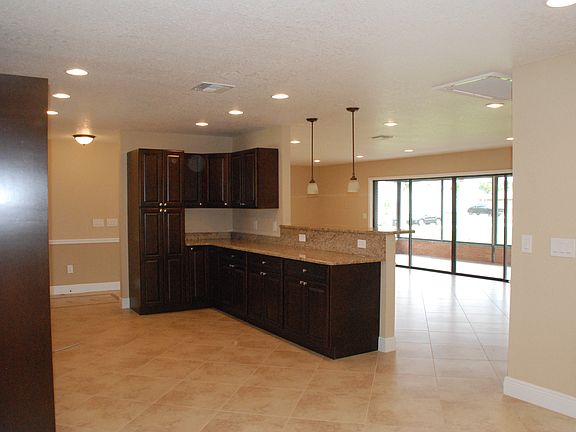 3rd image of 202 SW Starflower Ave