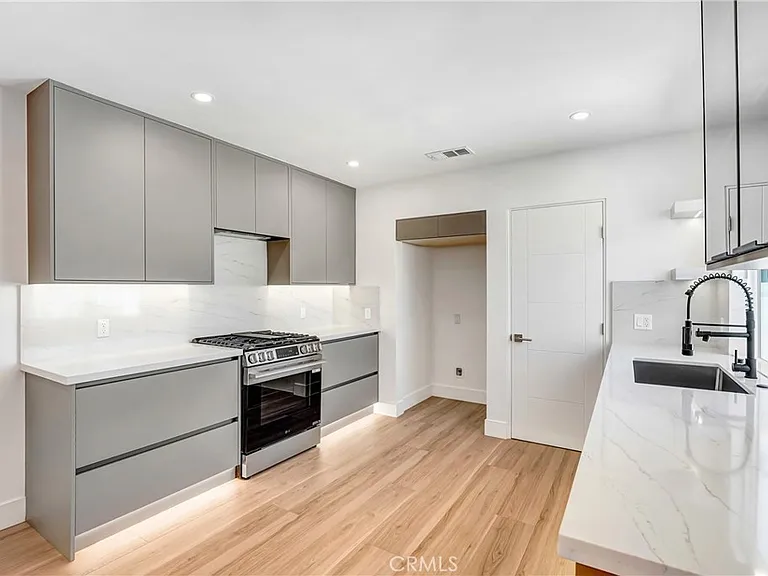 6722 Katherine Ave — Photo 8