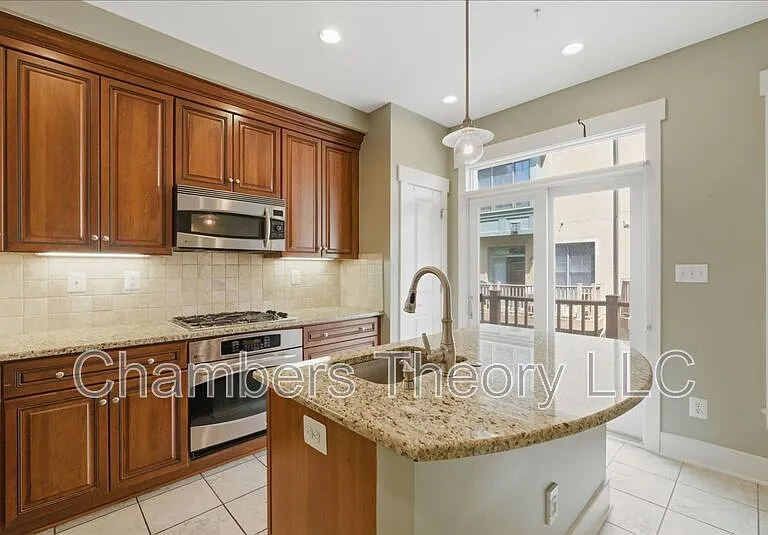 2735 Linden Ln — Photo 10