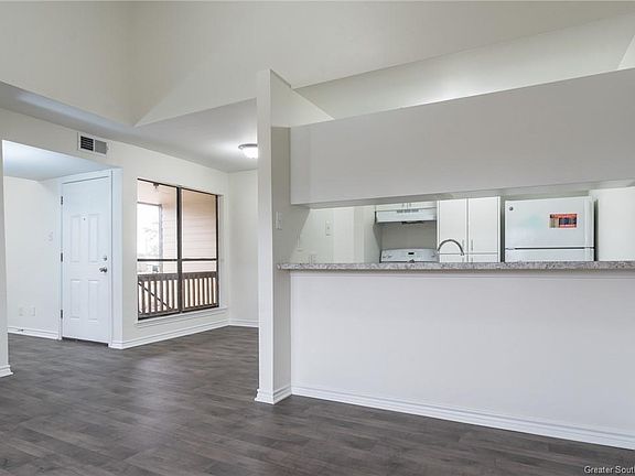 5th image of 1020 W McNeese St APT 8G