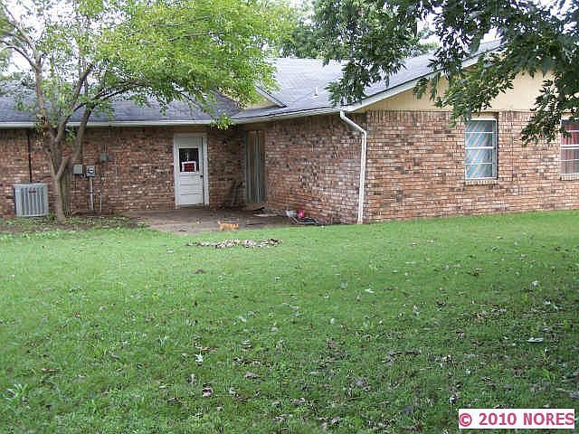 2nd image of 1101 S Maple Pl