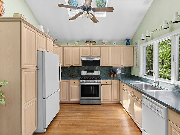 4th image of 45 Wickatuck Dr