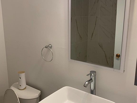 3rd image of 806 Henri Ct