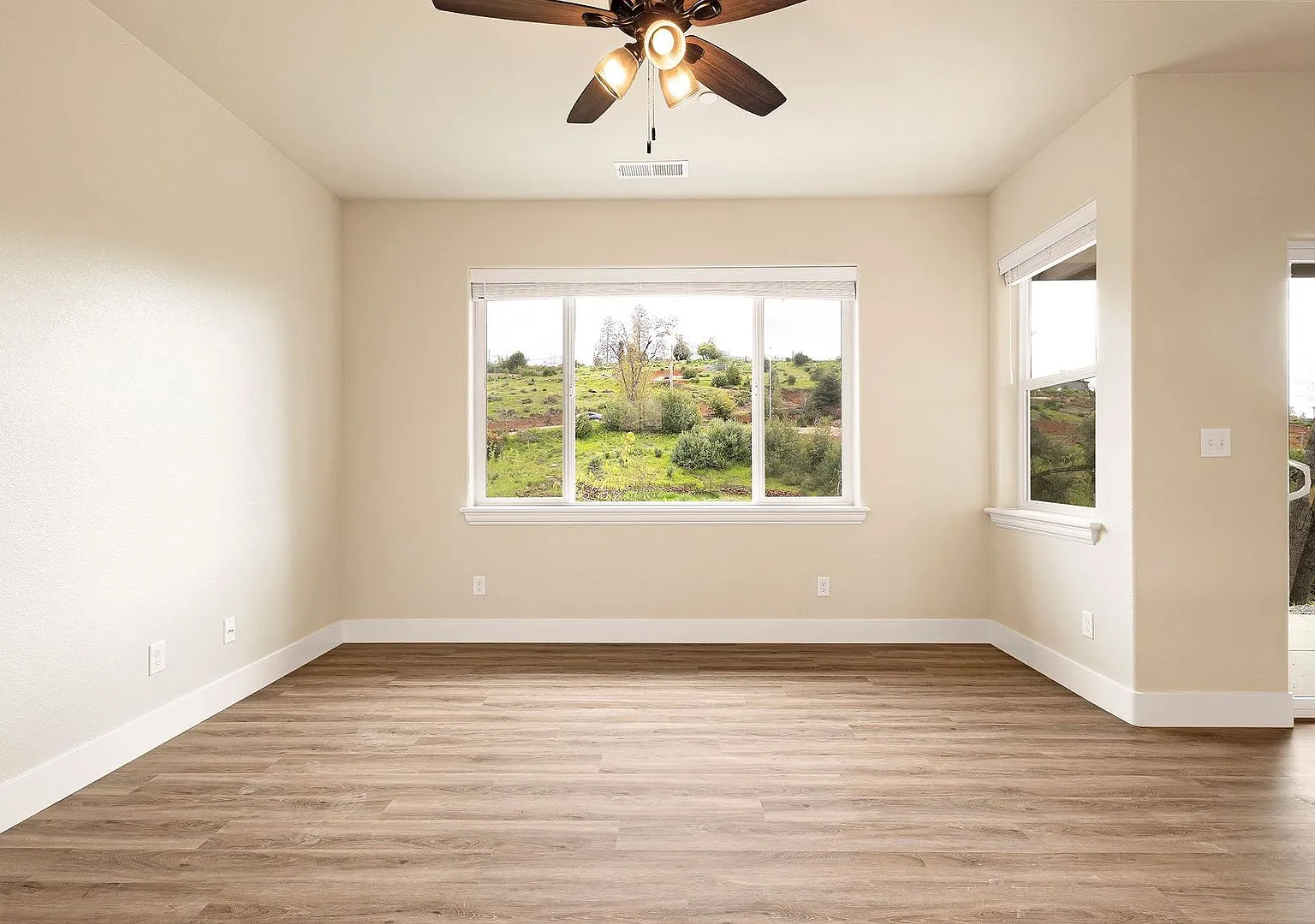 Welcome to your new 1 bedroom home nestled in the serene beauty of Paradise, CA! — Photo 4