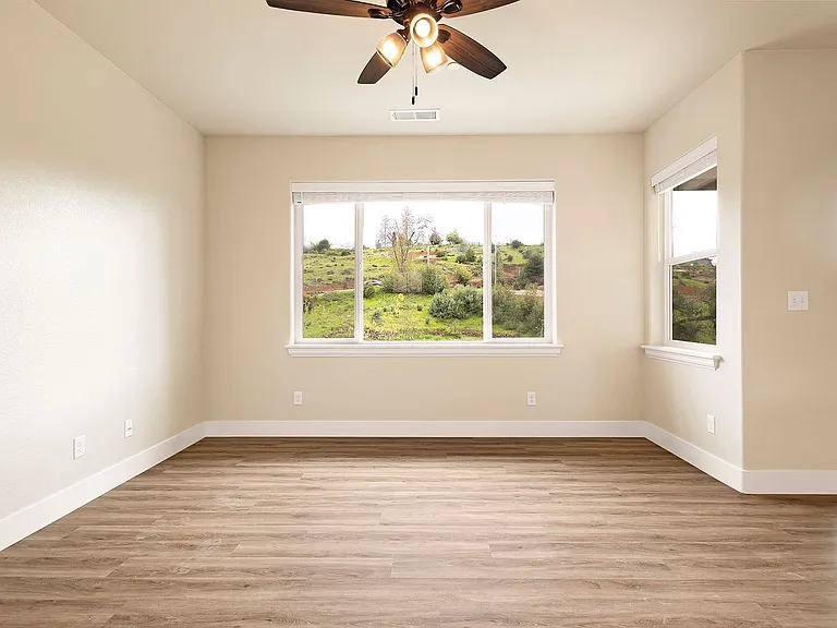 580 Valstream Dr — Photo 4