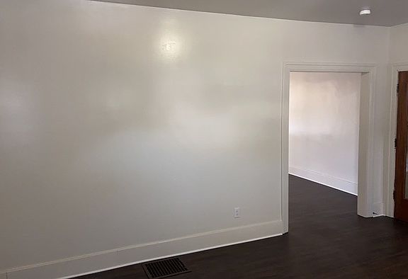 5th image of 30 E Hillcrest Ave