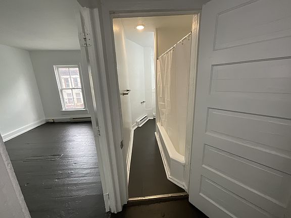 4th image of 626 S Queen St