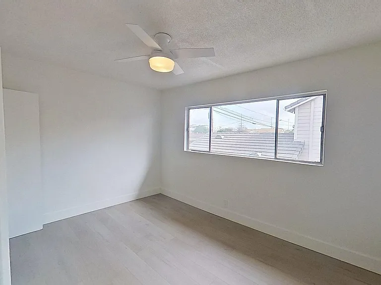 437-443 W Valencia Dr — Photo 18