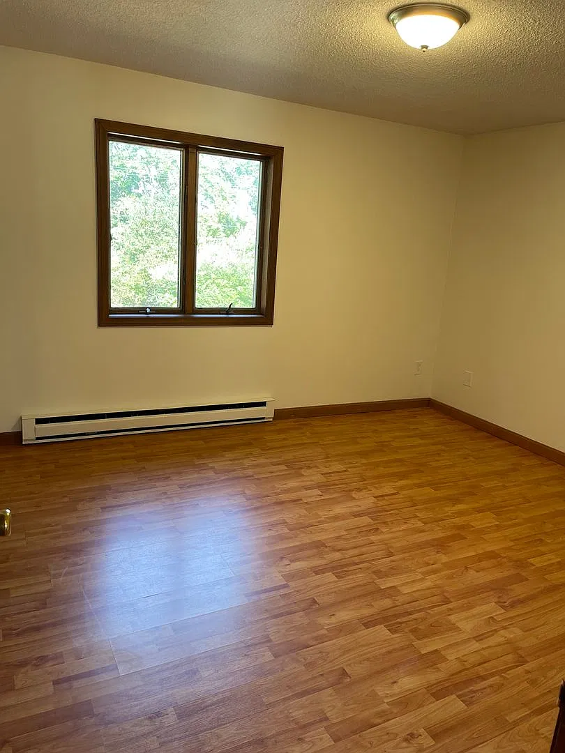 Wolf Den Apartments — Photo 4