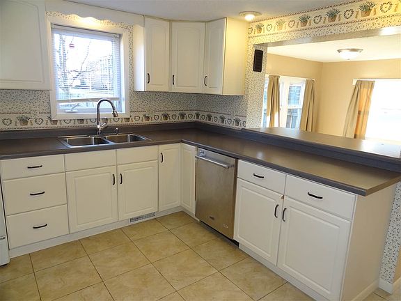 3rd image of 403 Chatham St