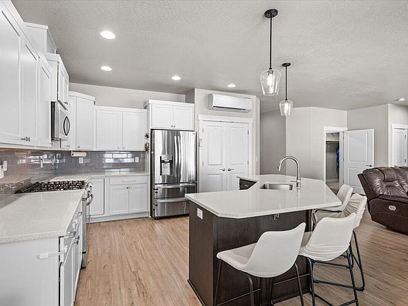 4th image of 608 Nobility Dr