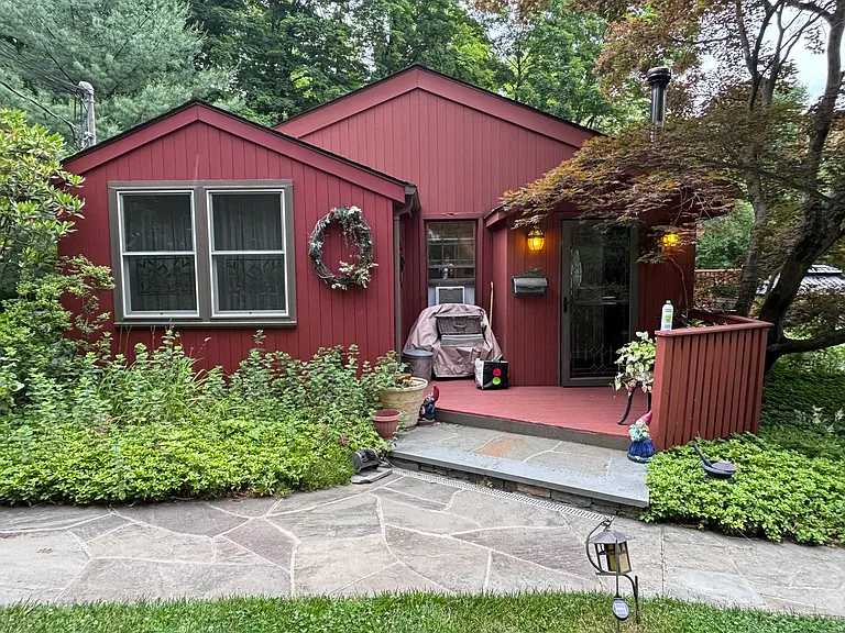 18 McLaughlin Dr — Photo 1