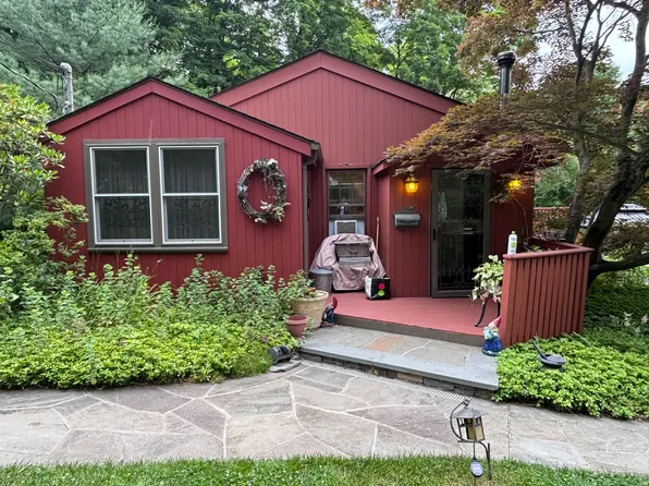 18 McLaughlin Dr, Mahopac, NY 10541