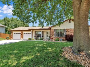 2012 Creekpoint Dr, Saint Peters, MO