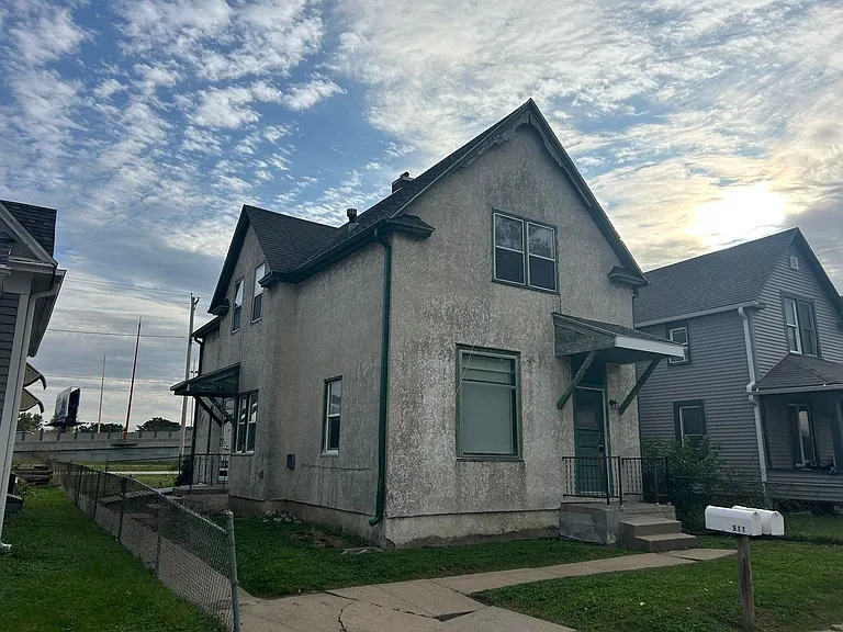 913 Avenue A — Photo 1