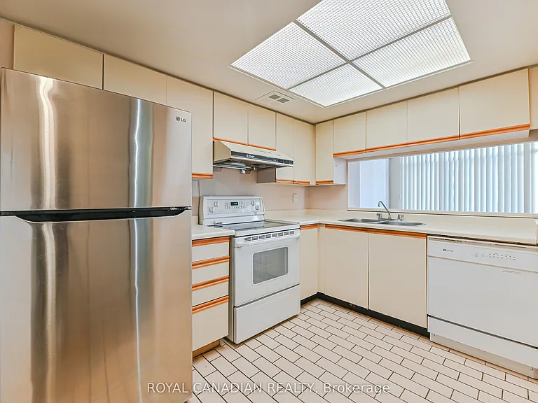 88 Alton Towers Cir #703 — Photo 17