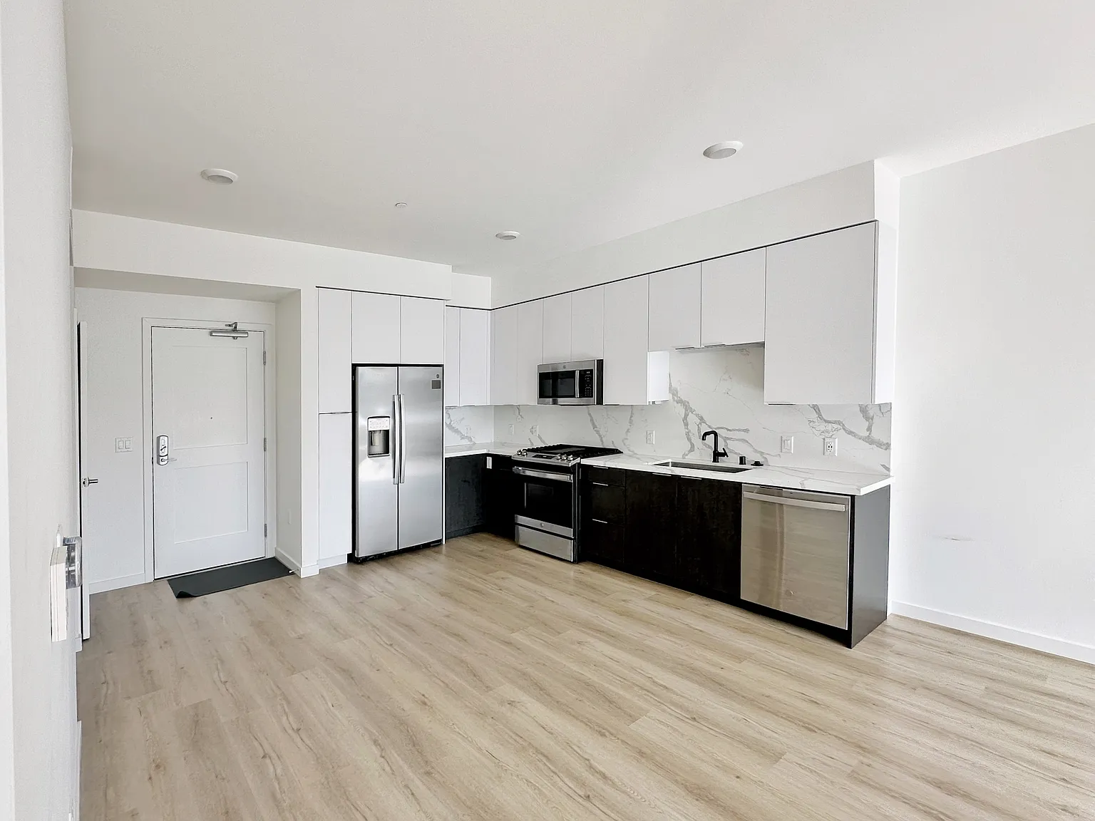 1 bed, 741 sqft, $3,600 — Photo 3