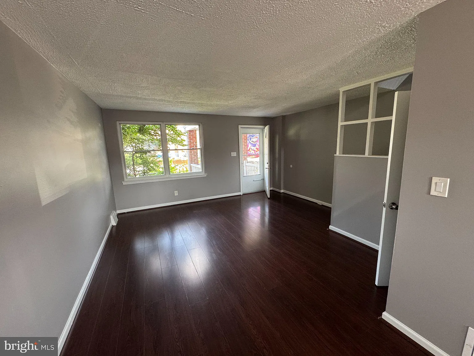 3 bed, 2.0 bath, 1284 sqft, $2,300 — Photo 2