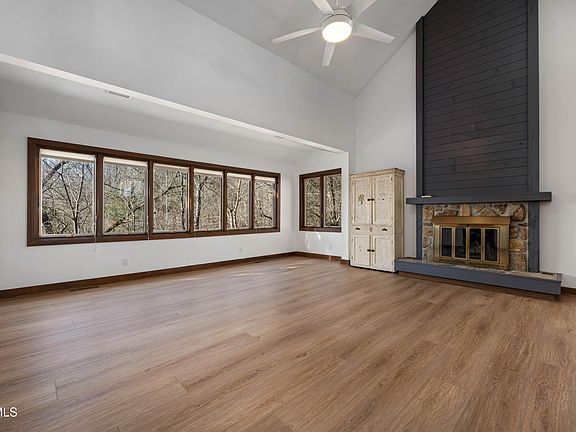 4th image of 15 Crown Cir #15