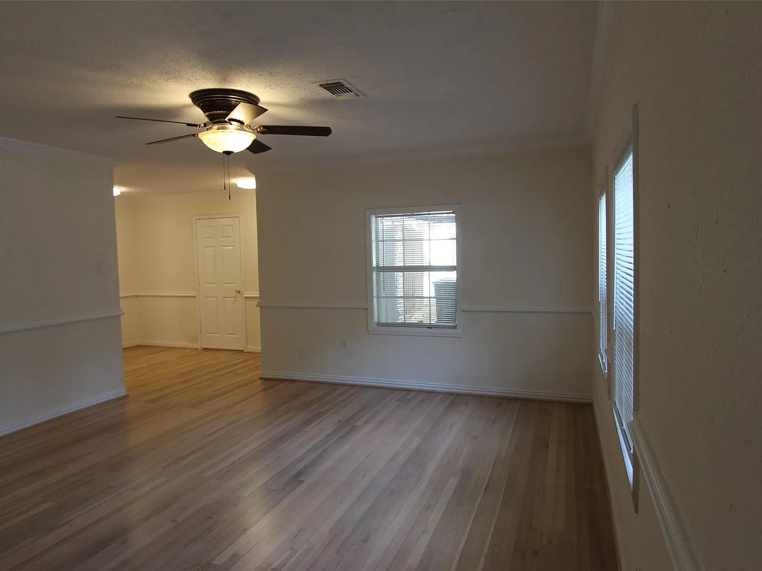 3 bed, 2.0 bath, 1760 sqft, $2,300 — Photo 2