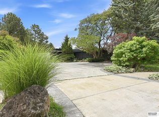 9952 Devonshire Dr, Omaha, NE 68114