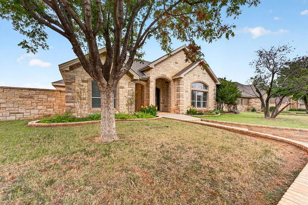 4 bed, 3.5 bath, 3706 sqft, $5,000 — Photo 2