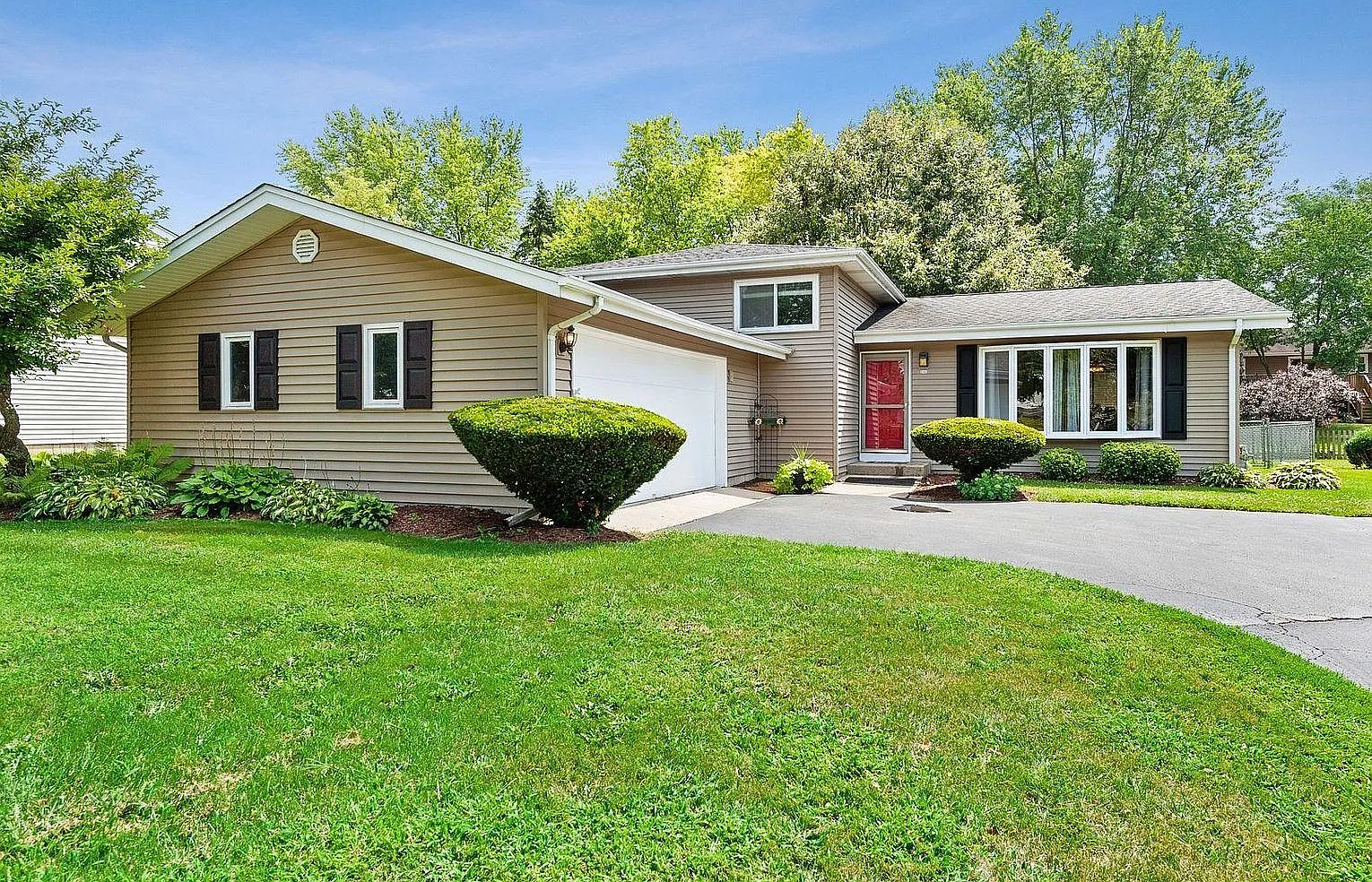 10S200 Suffield Dr photo 1