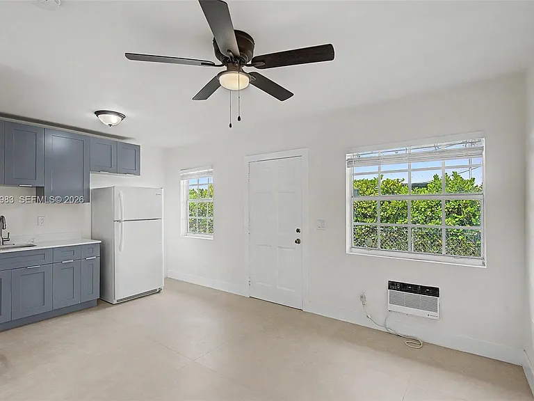 1021 SW 3rd St #4 — Photo 2