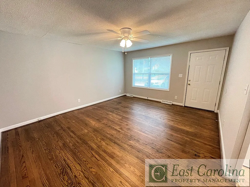 4148 Lee St — Photo 3