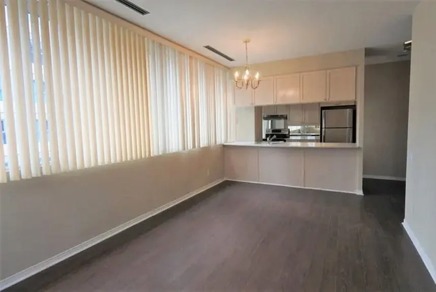 555 Yonge St — Photo 1