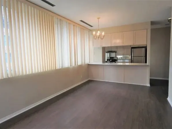 555 Yonge St, Toronto, ON
