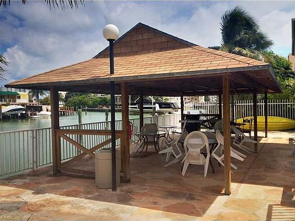 5th image of 7200 Bay Dr