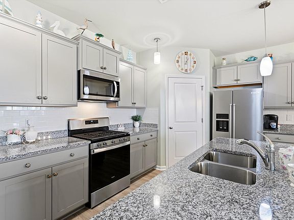 4th image of 423 Lake Ridge Blvd