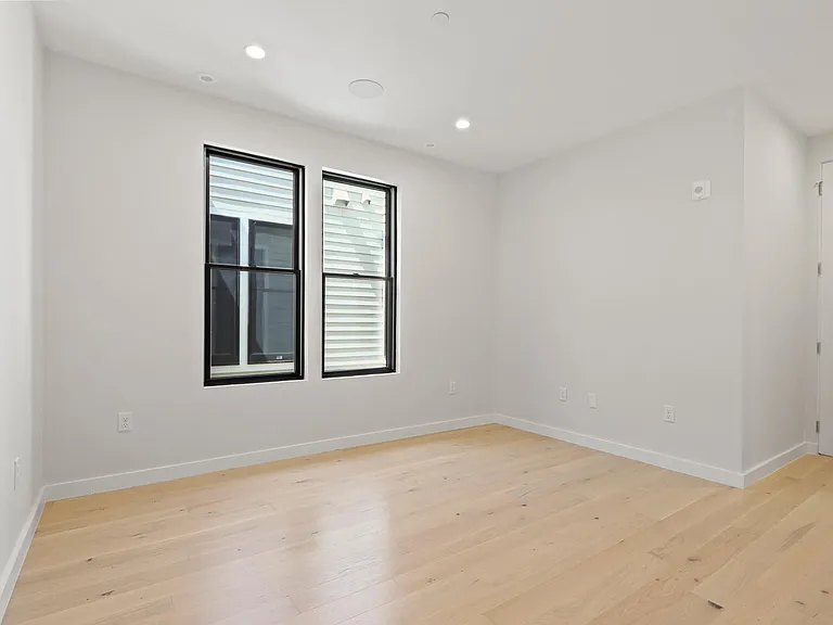340 W 2nd St #8 — Photo 9