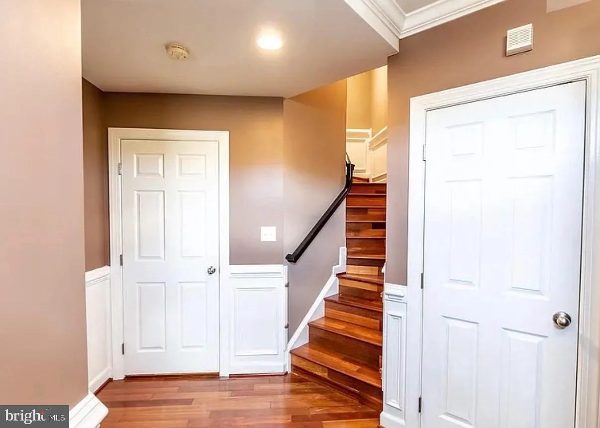 4 bed, 3.5 bath, 2000 sqft, $3,500 — Photo 2