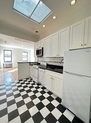 1st image of 135 E 92nd St APT 3