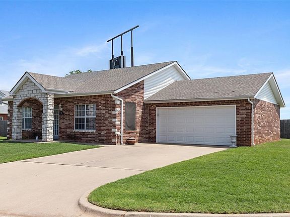 3rd image of 2314 Oakridge Dr
