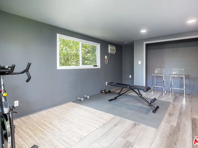 1900 Sycamore Dr — Photo 24