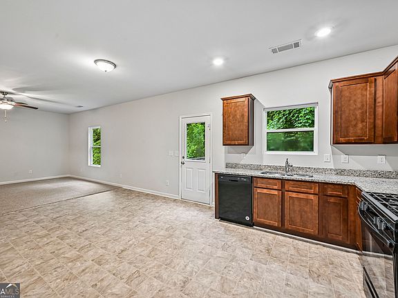 3rd image of 203 Scotland Dr