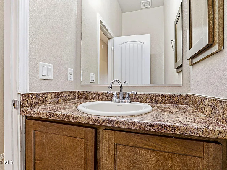 714 Hc Gilbert Minjares Dr #A — Photo 10