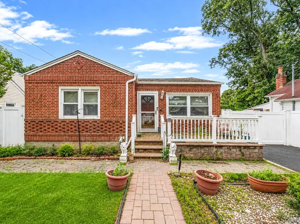 136 Sioux Street, Ronkonkoma, NY 11779