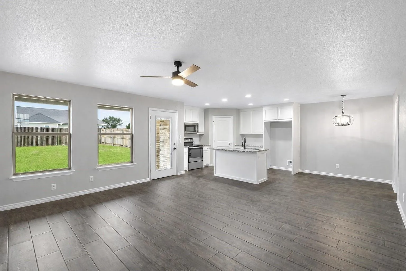 3 bed, 2.0 bath, 2592 sqft, $2,150 — Photo 2