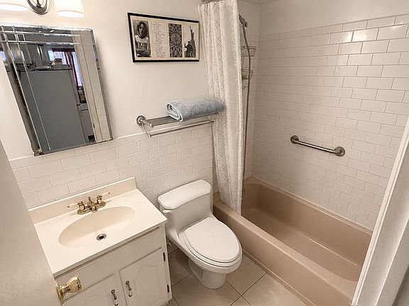 5th image of 606 Travis Ave