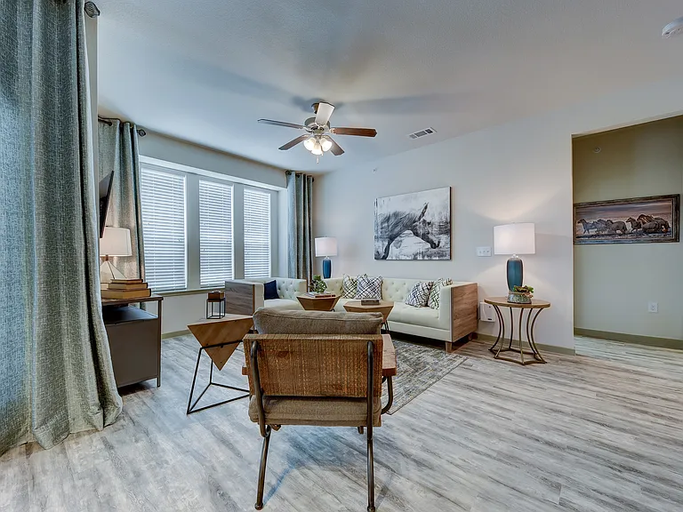 Estraya Westover Hills Apartments — Photo 36