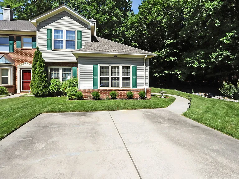 109 Larkspur Holw — Photo 2