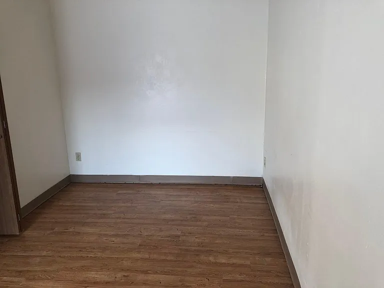 320 E Burlington St #10 — Photo 8