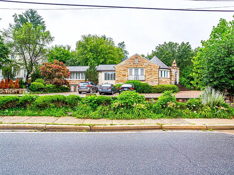 8212 Old Georgetown Rd — Photo 1
