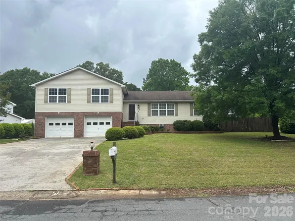 323 Swampfox Dr, Fort Mill, SC 29715