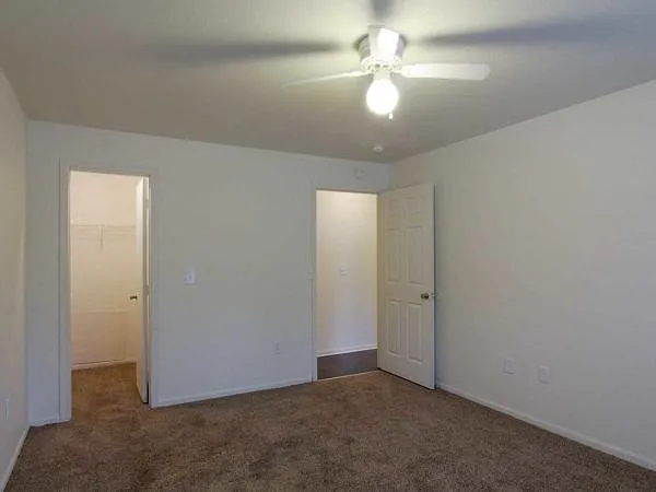 Crosscreek Apartments — Photo 9